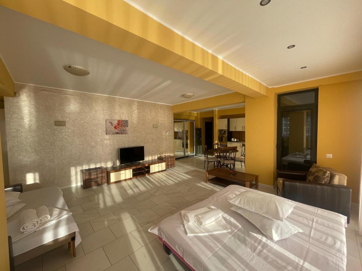 Sophia Lake View Suite Mamaia Exteriör bild