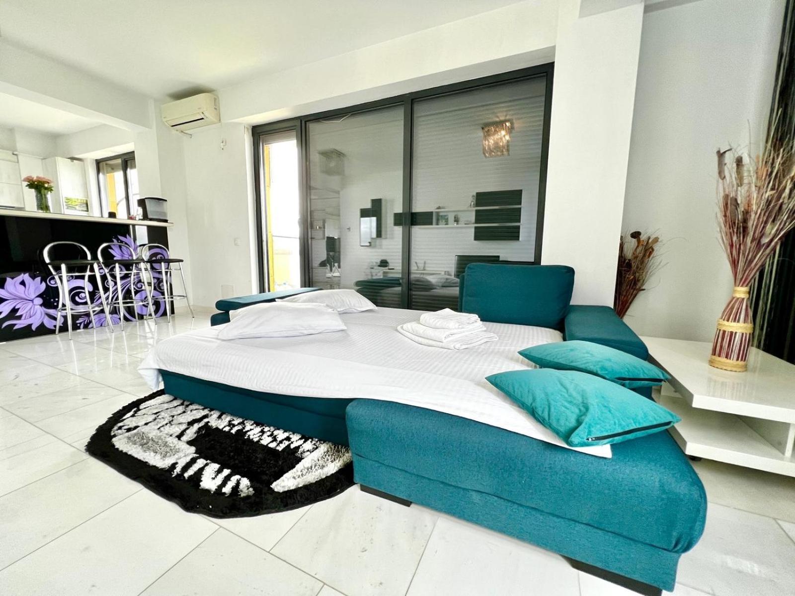 Sophia Lake View Suite Mamaia Exteriör bild