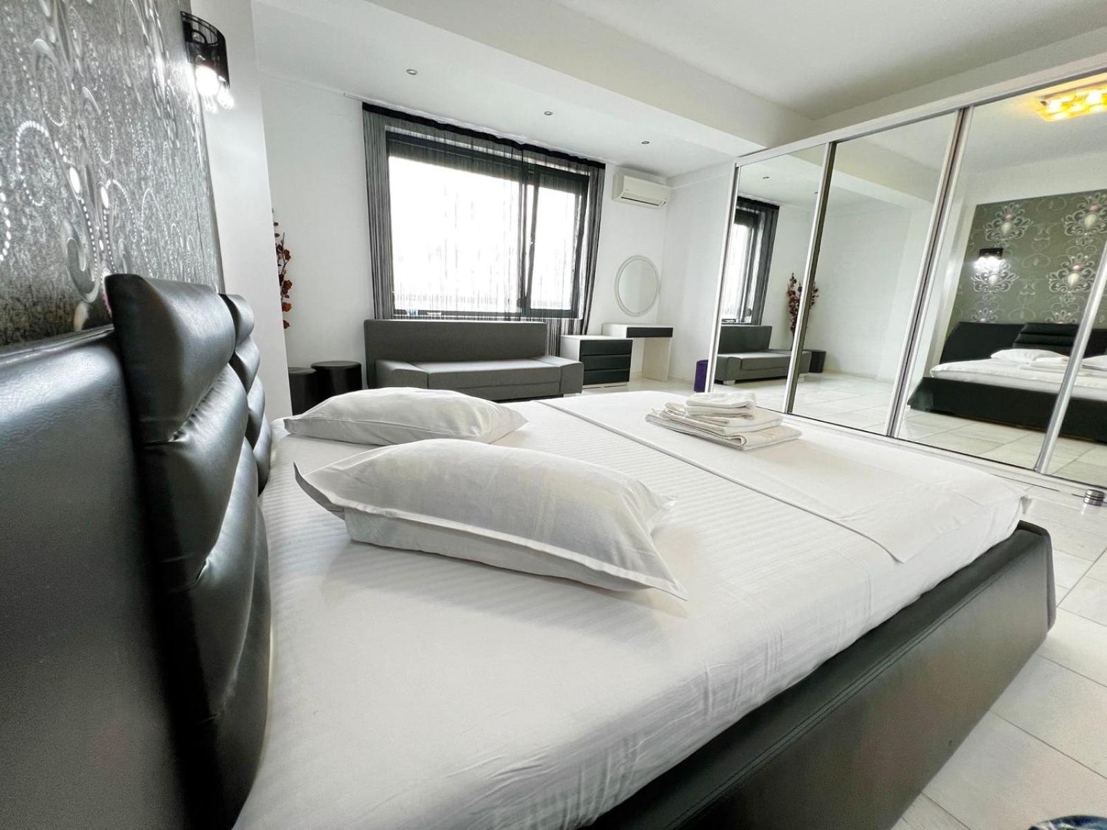 Sophia Lake View Suite Mamaia Exteriör bild